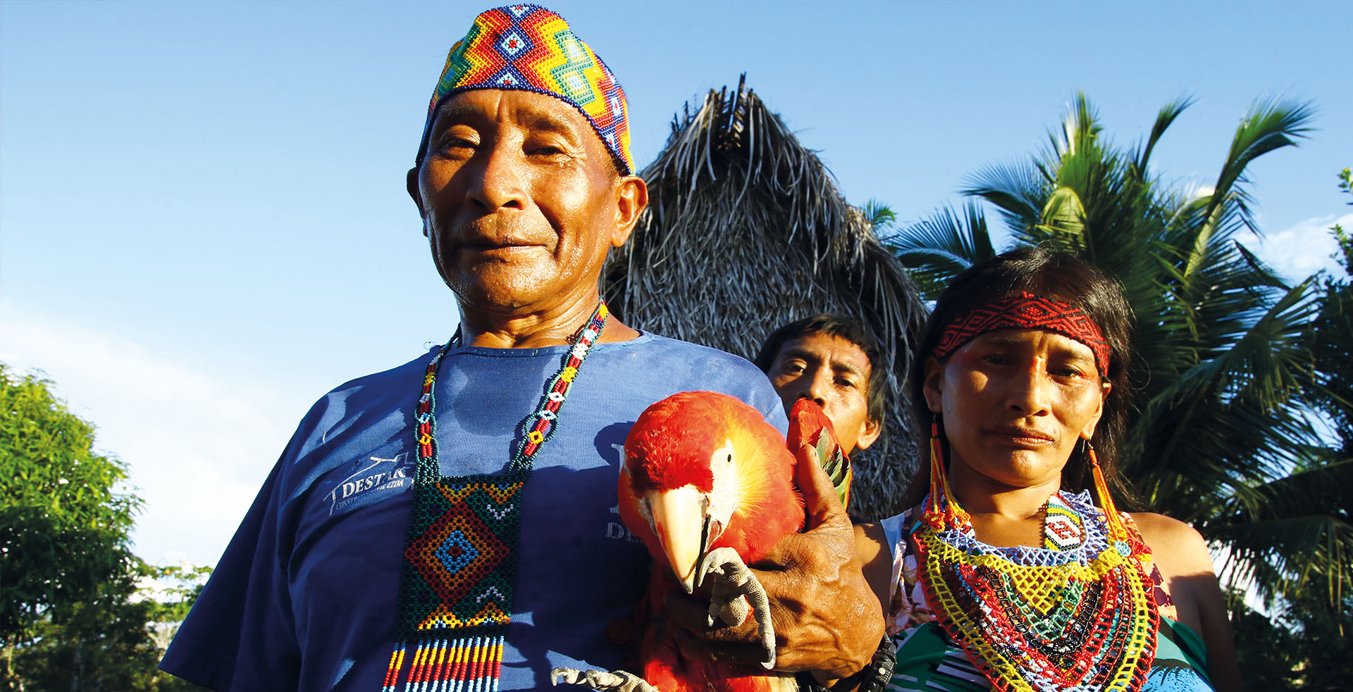 Indigene der Huni Kuin mit Papagei